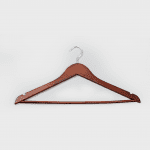 Perchas-Madera_Triangulares_camisa-pantalon_marron