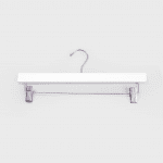 Perchas-Madera_pantalon_blanco