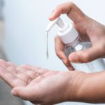 mujer-lavandose-manos-gel-alcohol_28283-1487